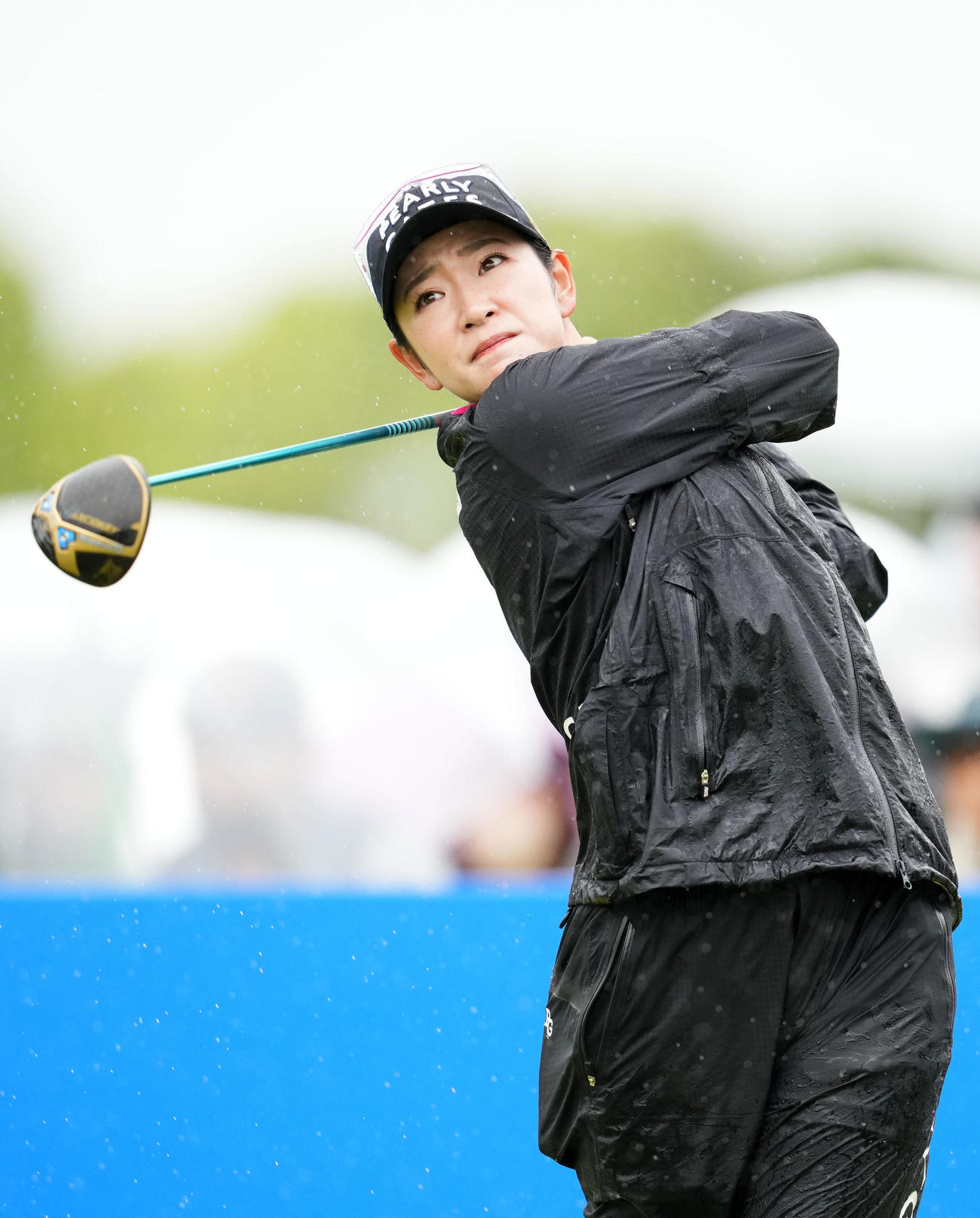 1番、ティーショットを放つ原（撮影・横山健太）