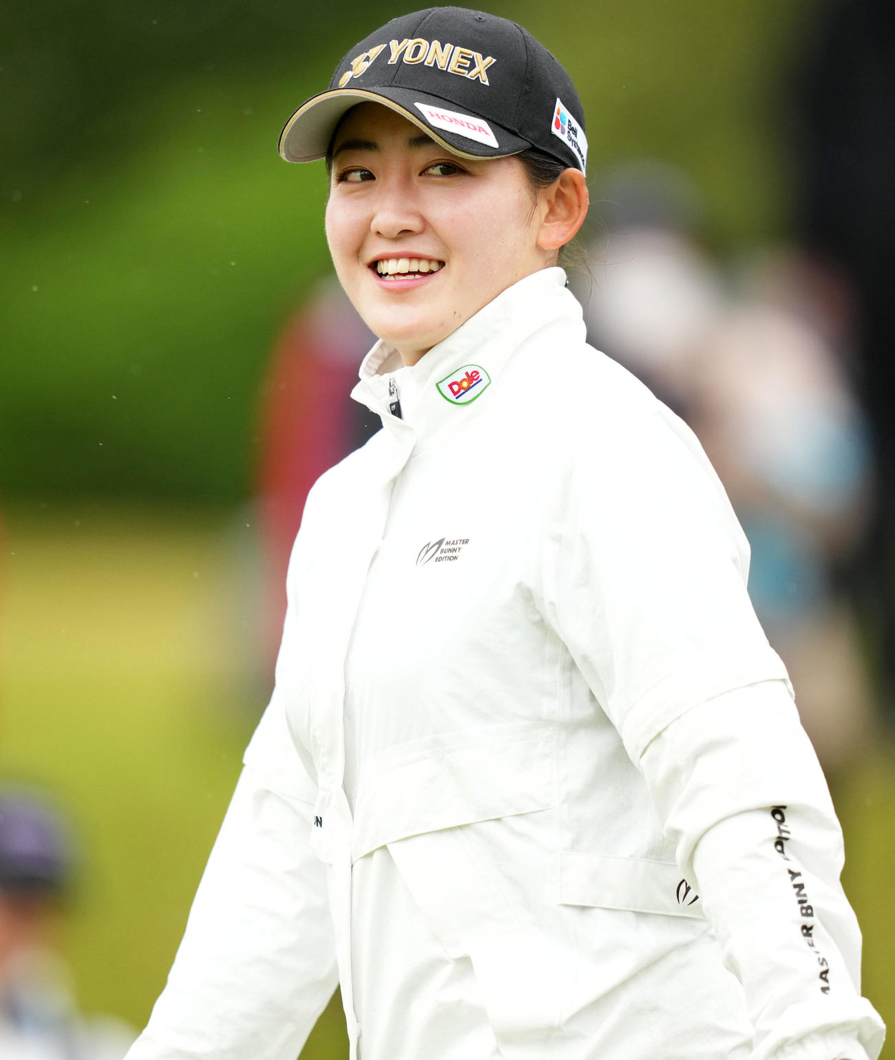 1番、笑顔を見せる岩井千（撮影・横山健太）