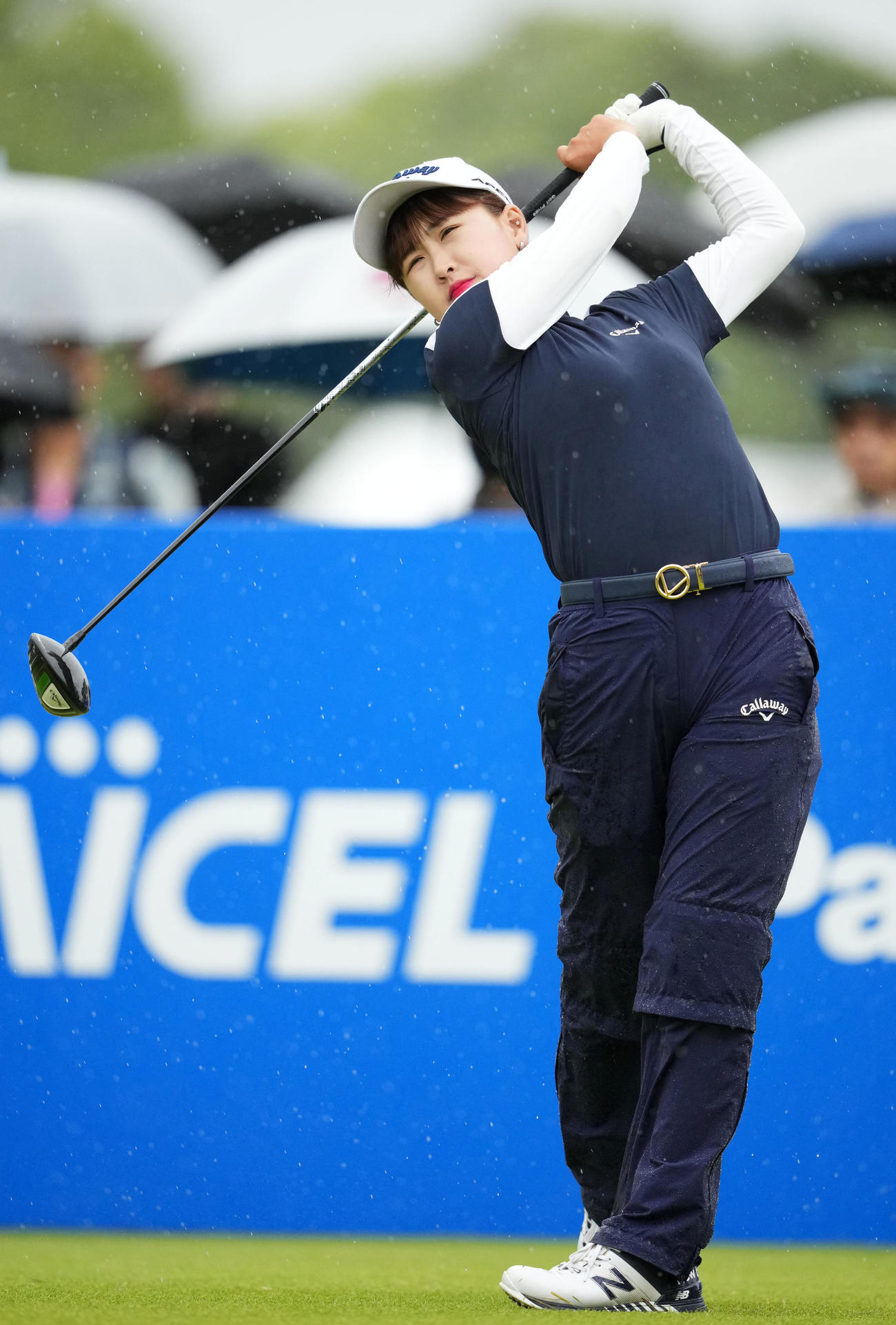 1番、ティーショットを放つリ・ハナ（撮影・横山健太）