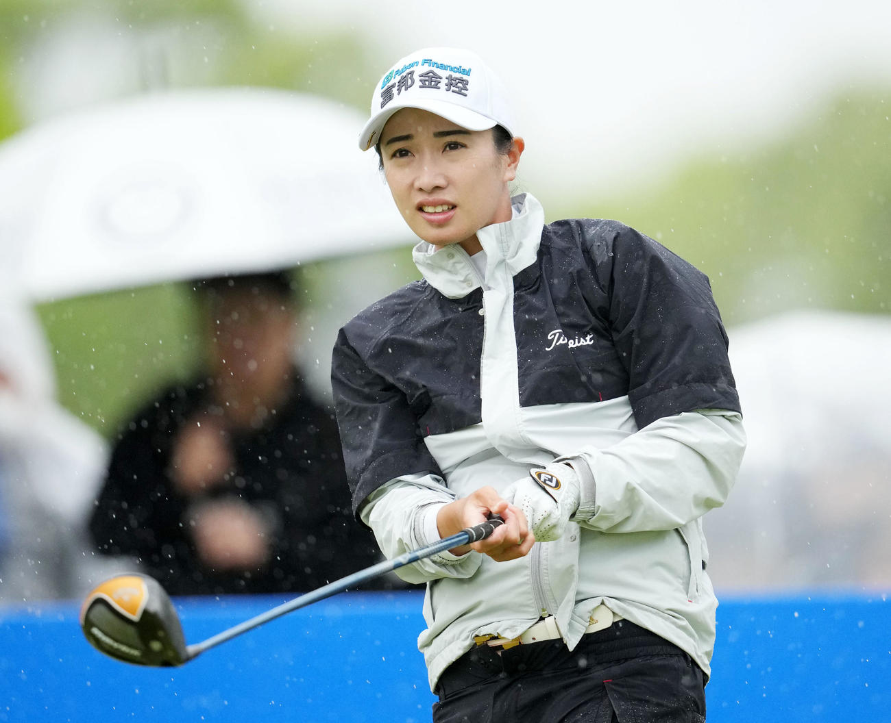 1番、打球を見つめるフェービー・ヤオ（撮影・横山健太）