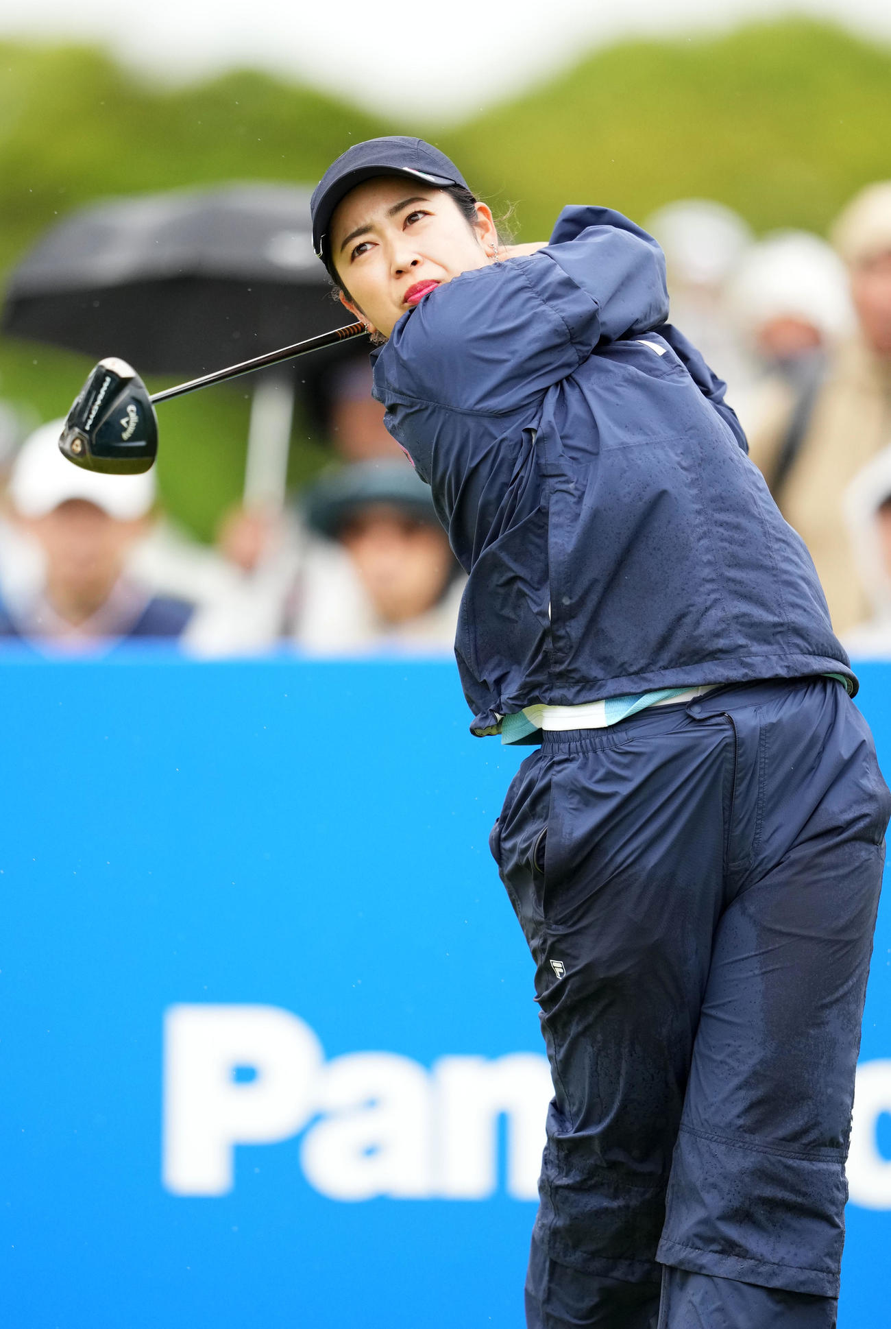 1番、ティーショットを放つ天本（撮影・横山健太）
