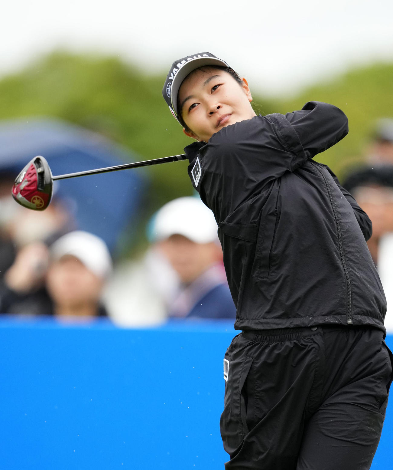 1番、ティーショットを放つ神谷（撮影・横山健太）