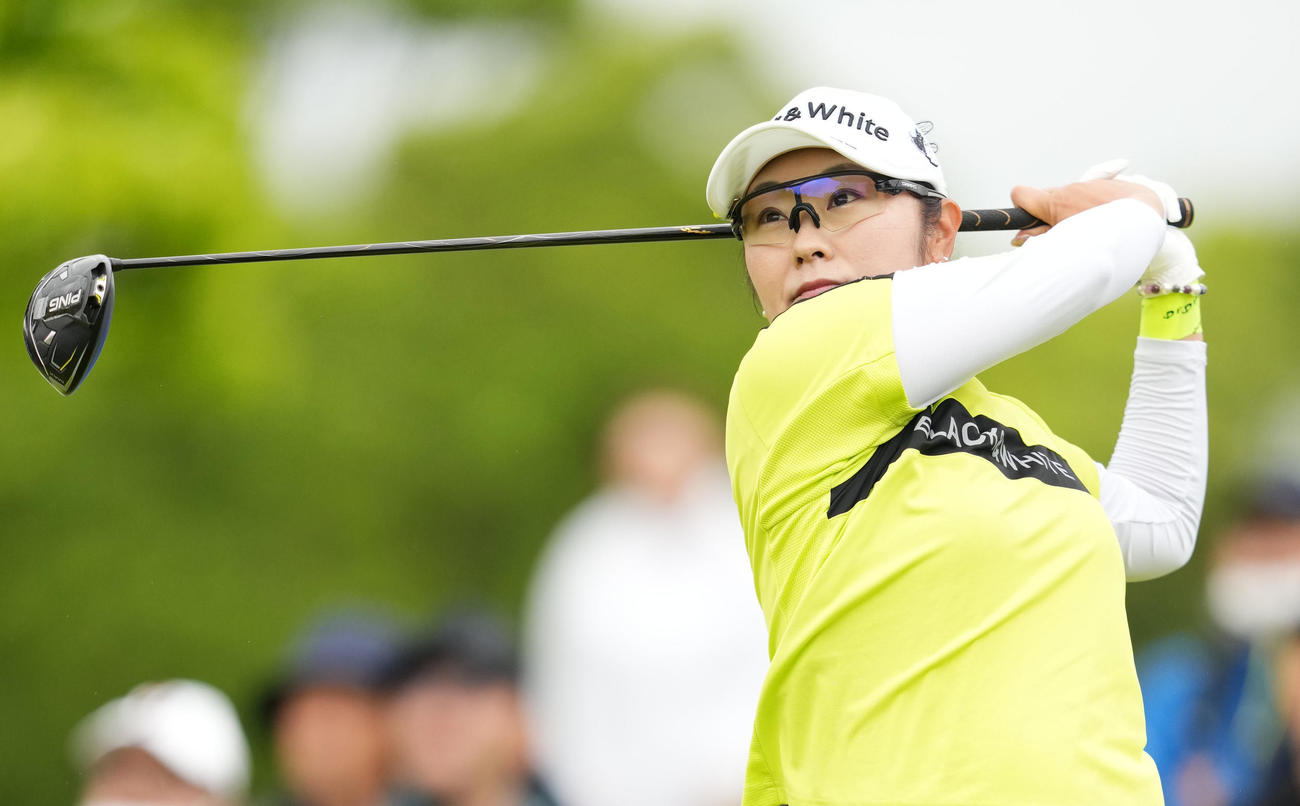 1番、ティーショットを放つ藤田（撮影・横山健太）