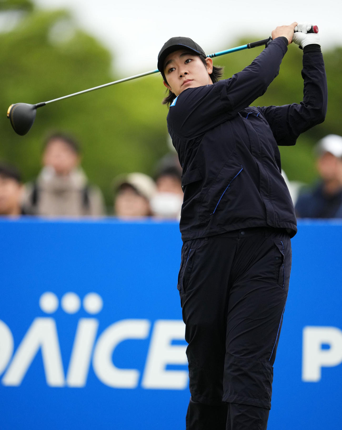 1番、ティーショットを放つ川岸（撮影・横山健太）