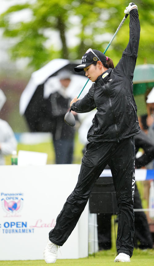 1番、ストレッチをする原（撮影・横山健太）