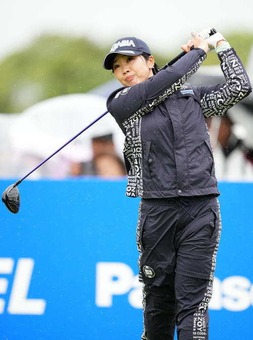 1番、ティーショットを放つ葭葉（撮影・横山健太）