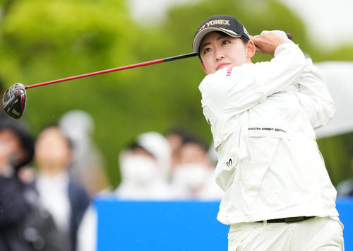 1番、ティーショットを放つ岩井千（撮影・横山健太）