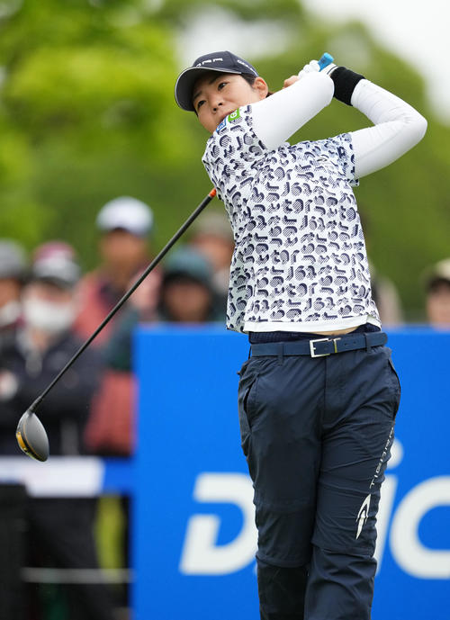 1番、ティーショットを放つ穴井（撮影・横山健太）