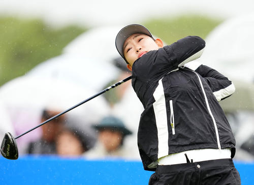 1番、ティーショットを放つ荒川（撮影・横山健太）