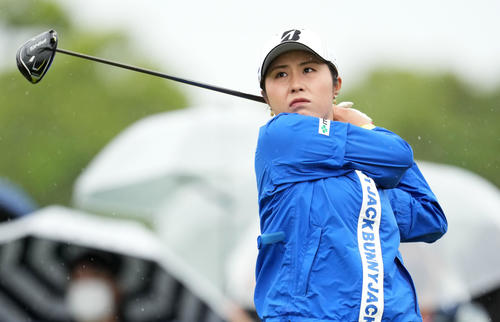 1番、ティーショットを放つ大里（撮影・横山健太）