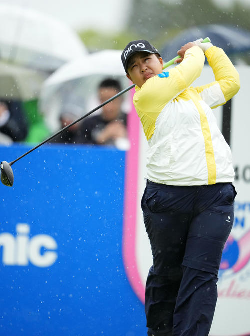 1番、ティーショットを放つ鈴木（撮影・横山健太）