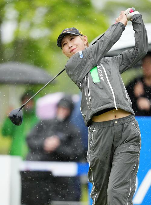1番、ティーショットを放つ金田（撮影・横山健太）