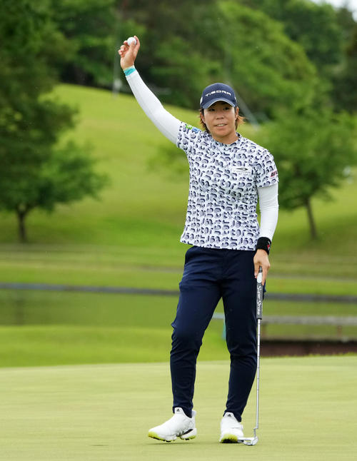 18番をバーディーで終え優勝を果たす穴井（撮影・横山健太）