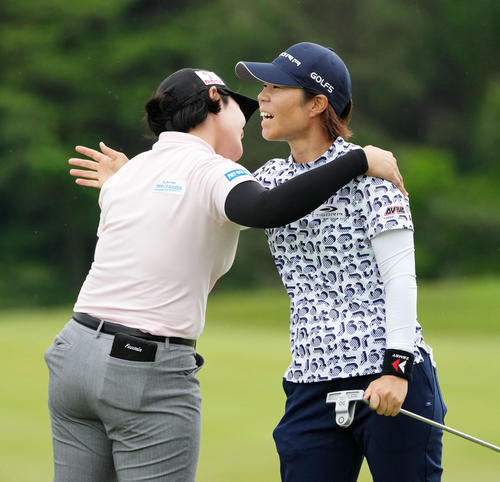 優勝を果たし川岸（左）と抱き合う穴井（撮影・横山健太）