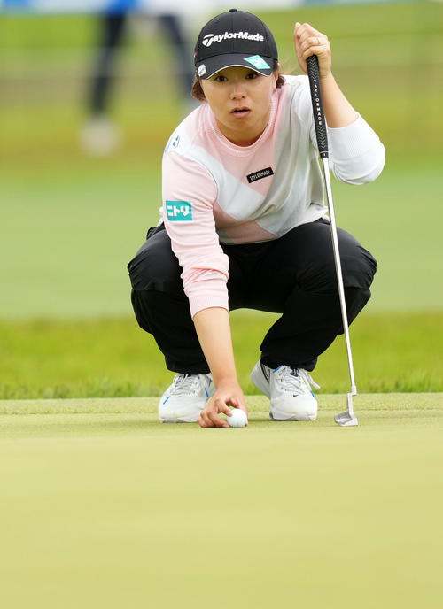 9番、ラインを確認する永峰（撮影・横山健太）
