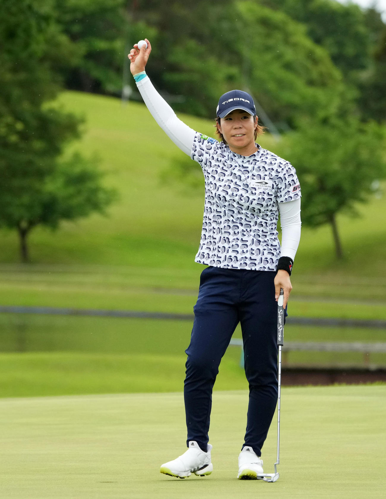 18番をバーディーで終え優勝を果たす穴井（撮影・横山健太）