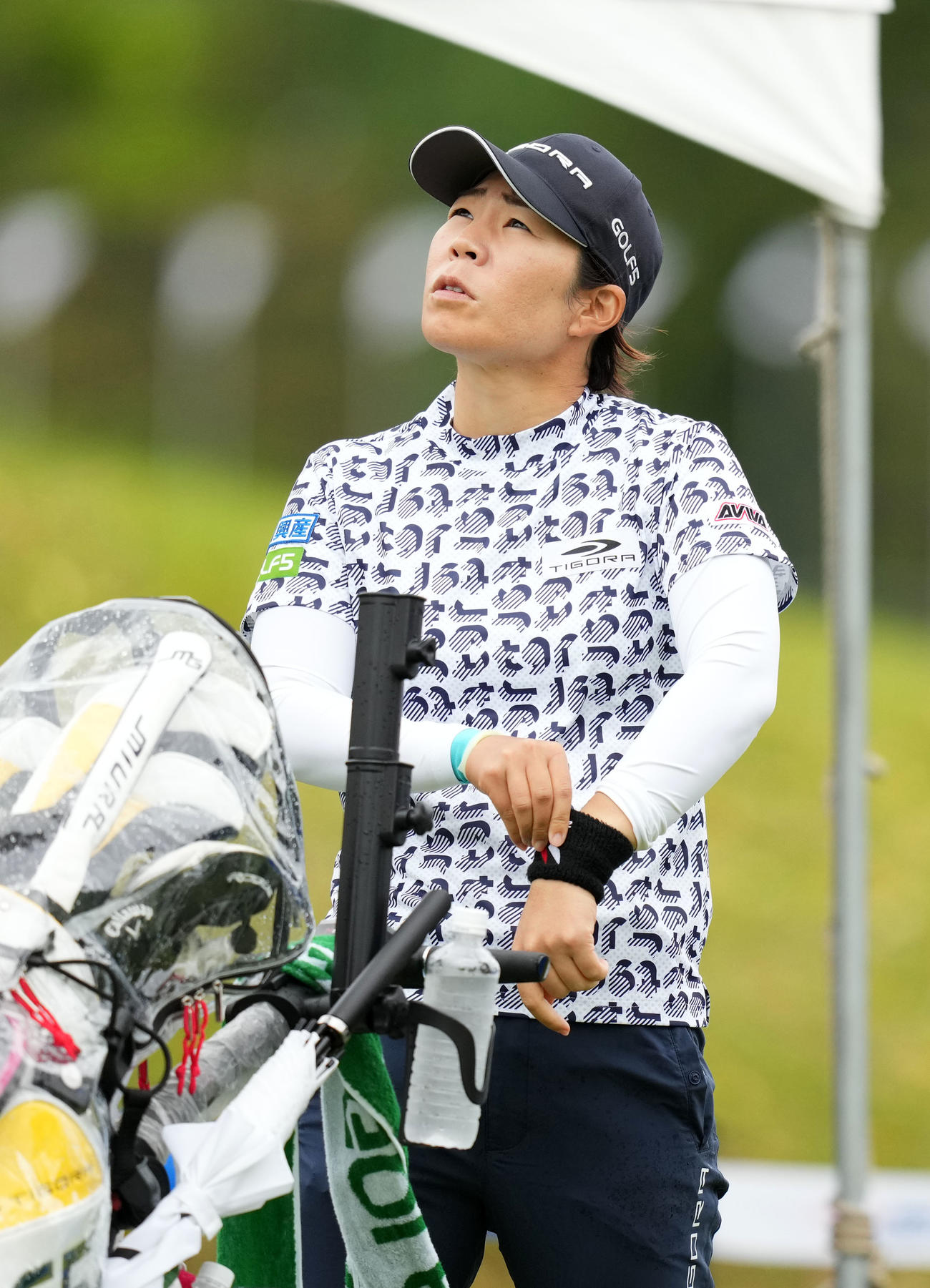 1番、空を見上げる穴井（撮影・横山健太）