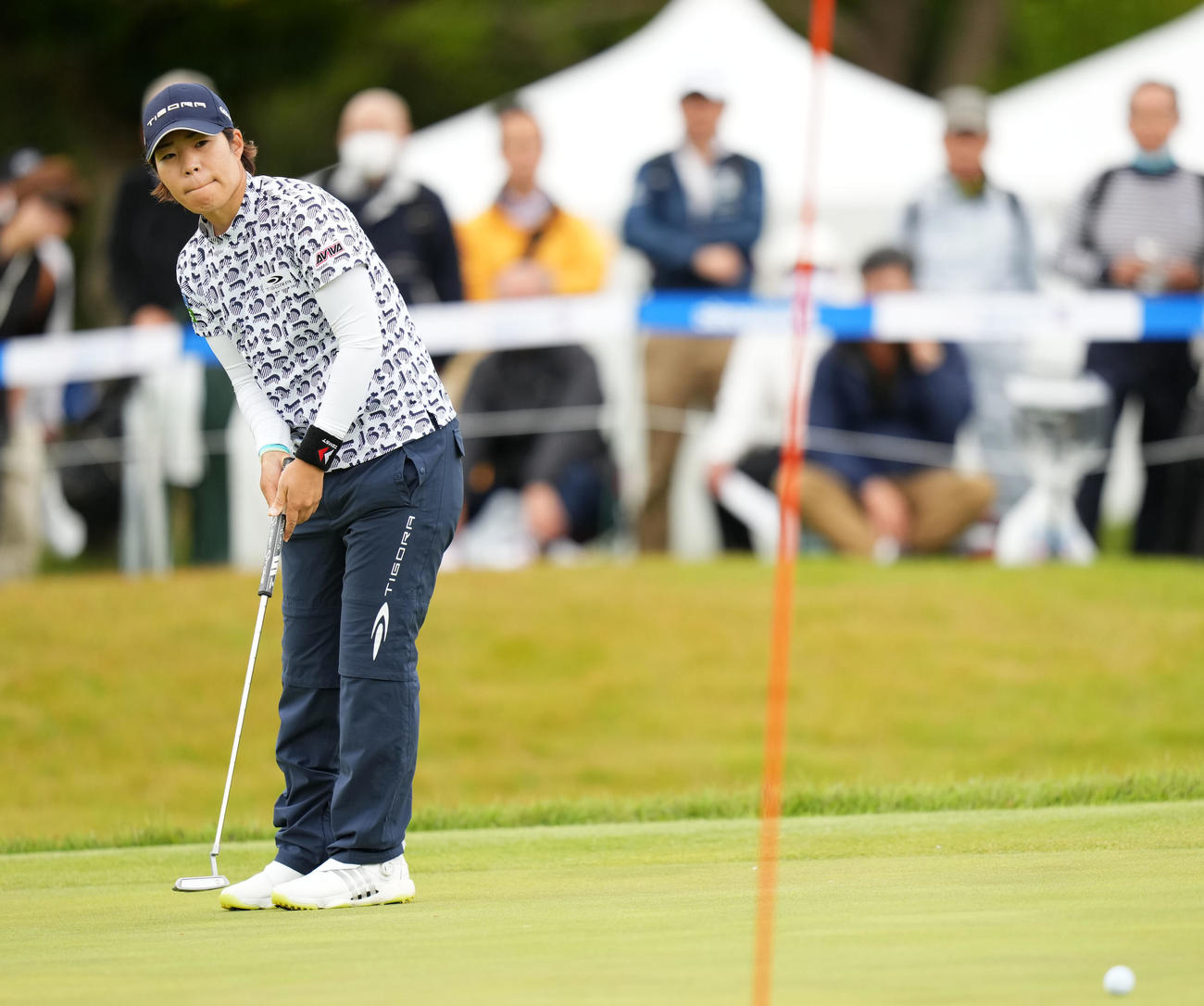 9番、パットを放つ穴井（撮影・横山健太）