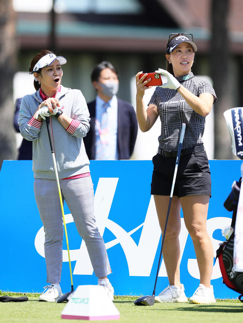 プロアマ戦で同伴者のショットに驚きの表情を見せる宮里藍さん（左）と上田桃子（撮影・足立雅史）
