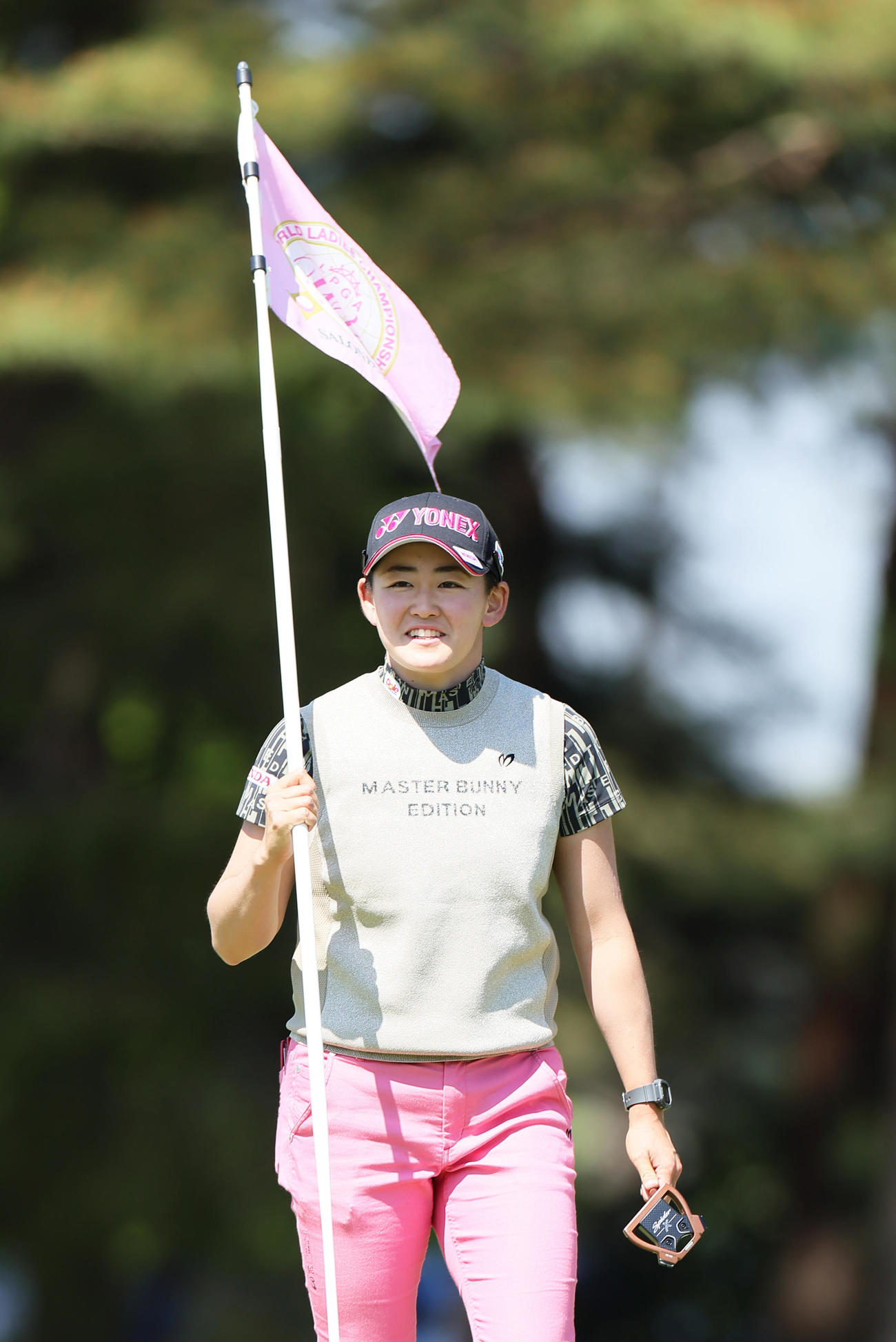 プロアマ戦で笑顔を見せる岩井明（撮影・足立雅史）