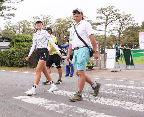 横断歩道を渡り移動する馬場（撮影・足立雅史）