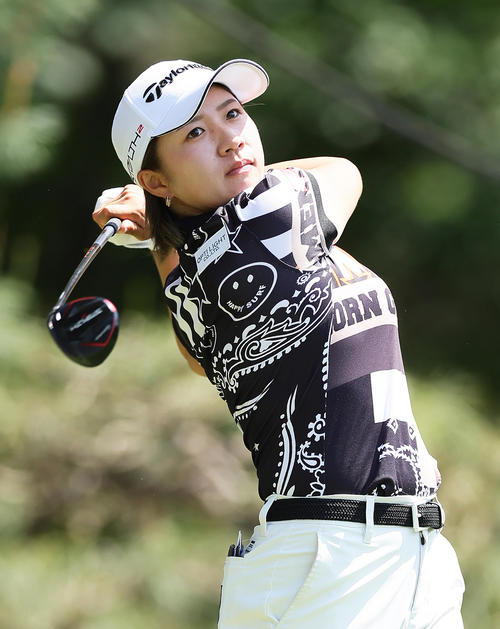 9番、ティーショットを放つ泉田（撮影・足立雅史）