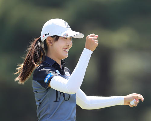 第1日を終え、笑顔でタッチを交わす馬場（撮影・足立雅史）