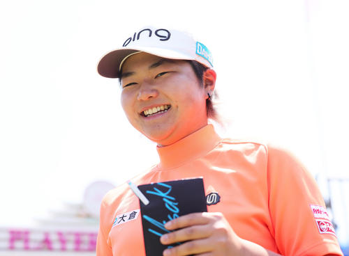 単独首位でホールアウトし笑顔を見せる宮沢（撮影・足立雅史）