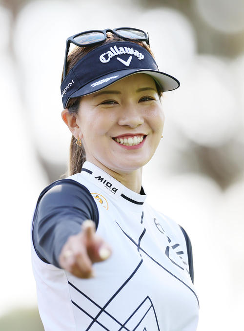 2番、ティーショットを放ち笑顔を見せる藤田光（撮影・足立雅史）