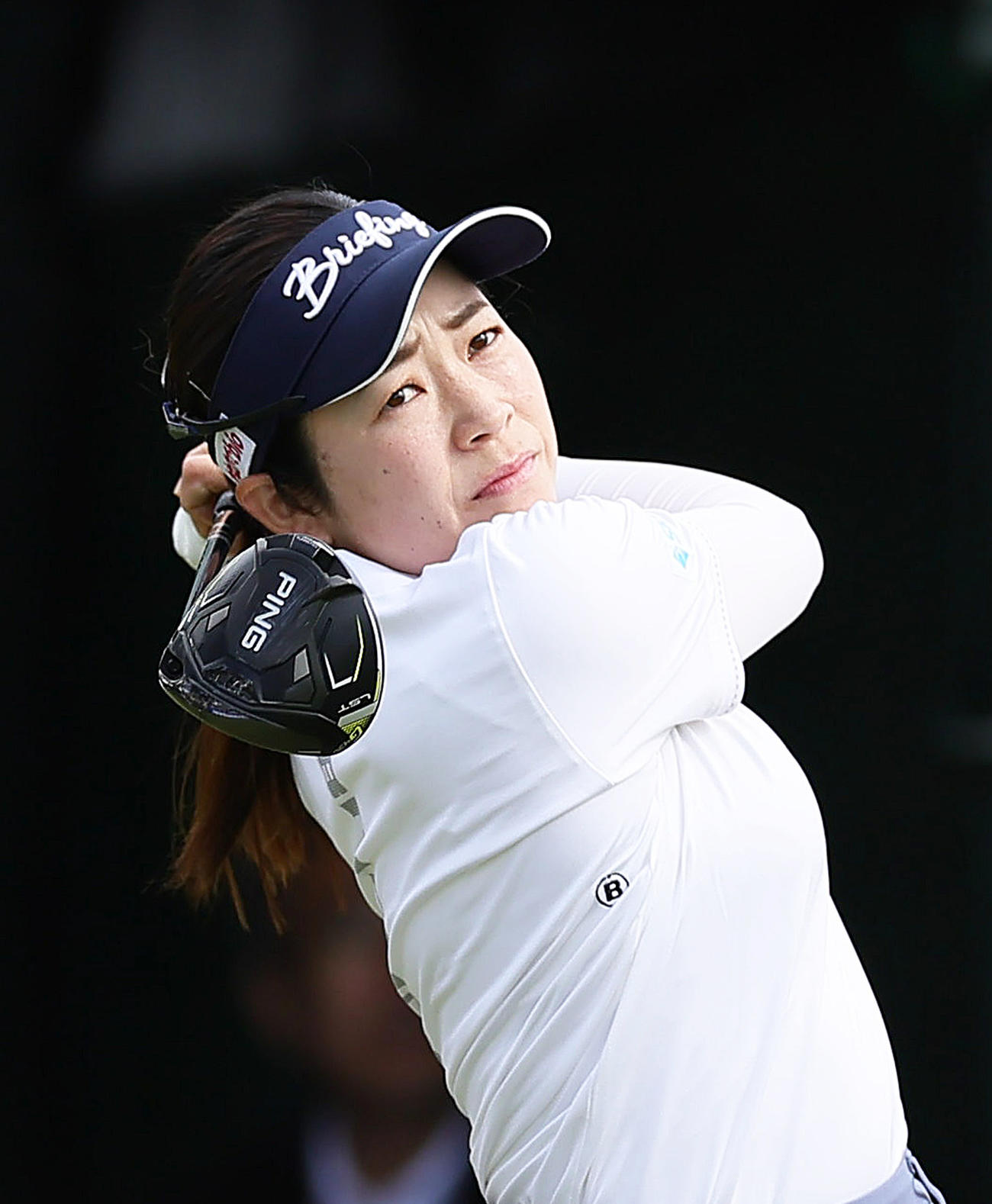 1番、ティーショットを放つ仲宗根（撮影・足立雅史）