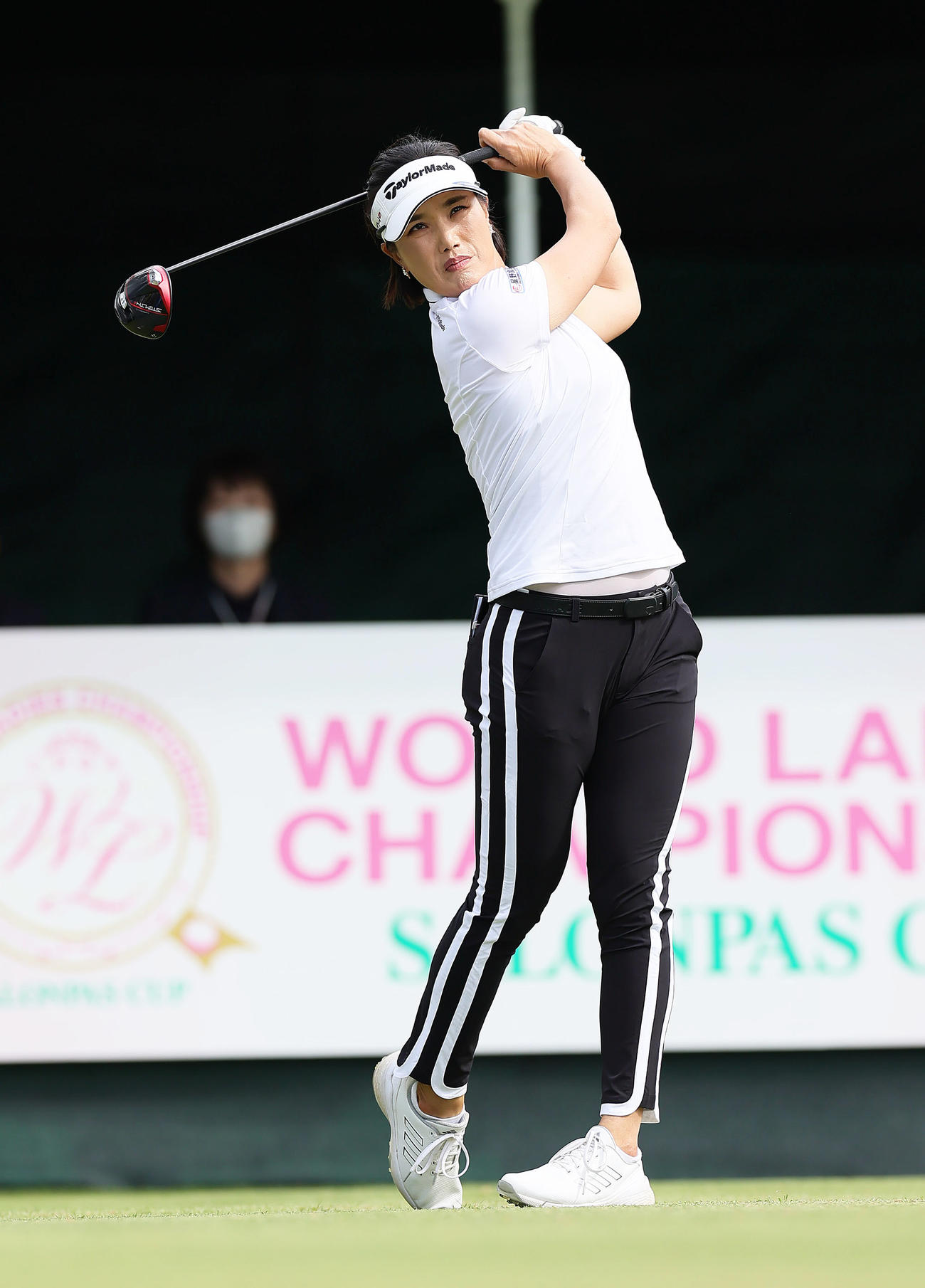 1番、ティーショットを放つ全美貞（撮影・足立雅史）