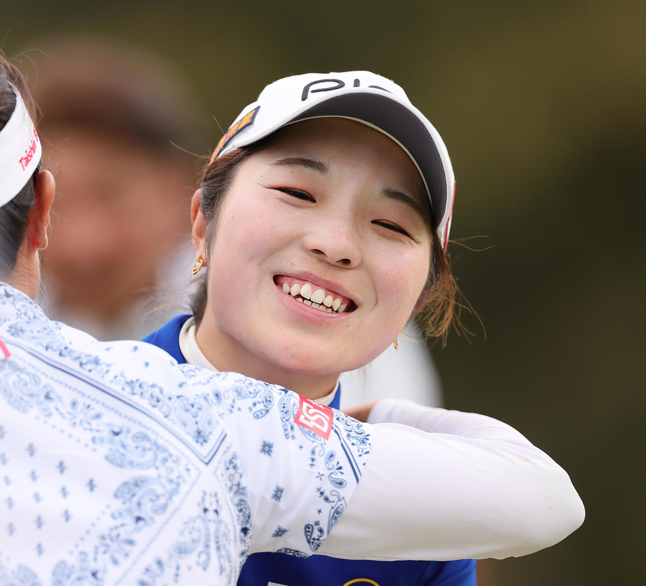 ホールアウトし、抱き合い笑顔の佐久間（撮影・足立雅史）