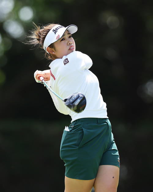 4番、ティーショットを放つ山下(撮影・足立雅史)