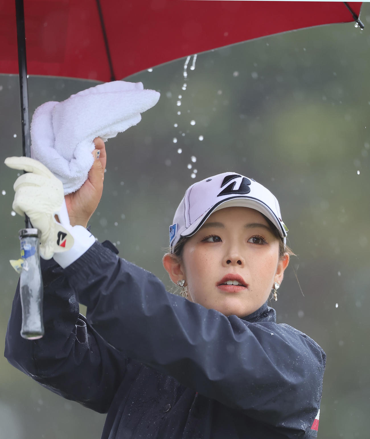 タオルで水を拭く吉田（撮影・足立雅史）
