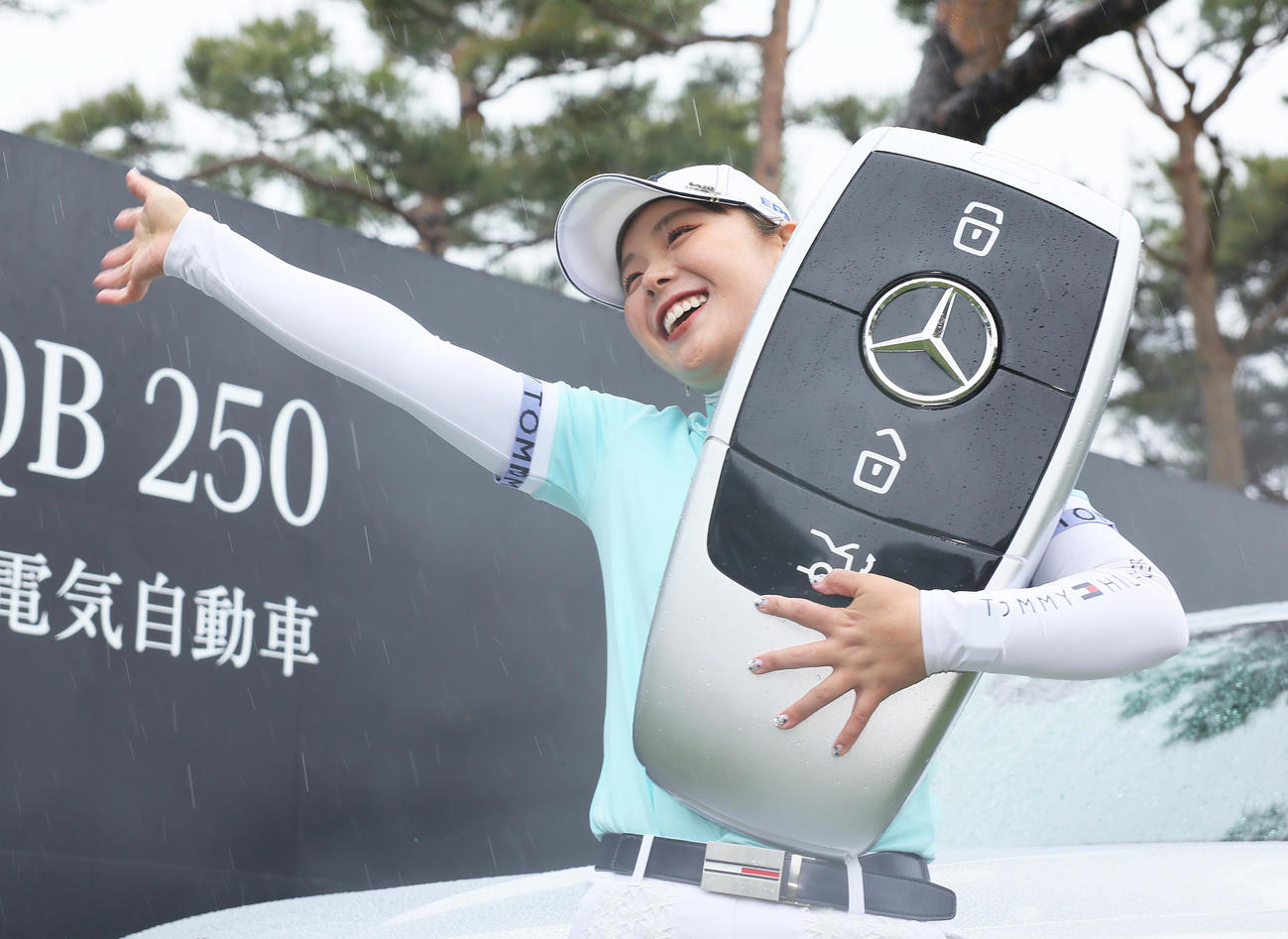 優勝賞品のベンツのビッグキーを手に笑顔を見せる吉田（撮影・足立雅史）