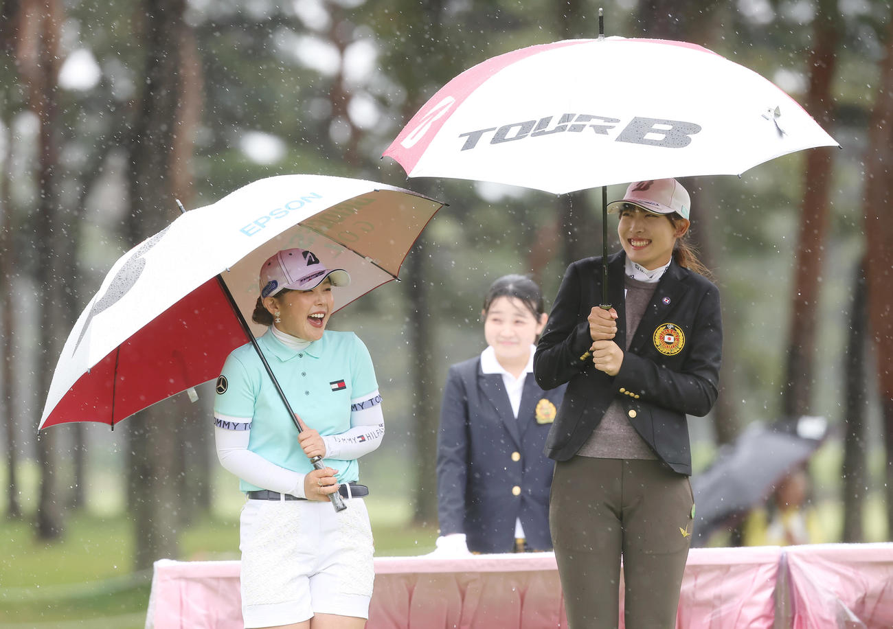 強い風雨の中、表彰式を待つ優勝の吉田（左）とベストアマチュアの馬場（撮影・足立雅史）