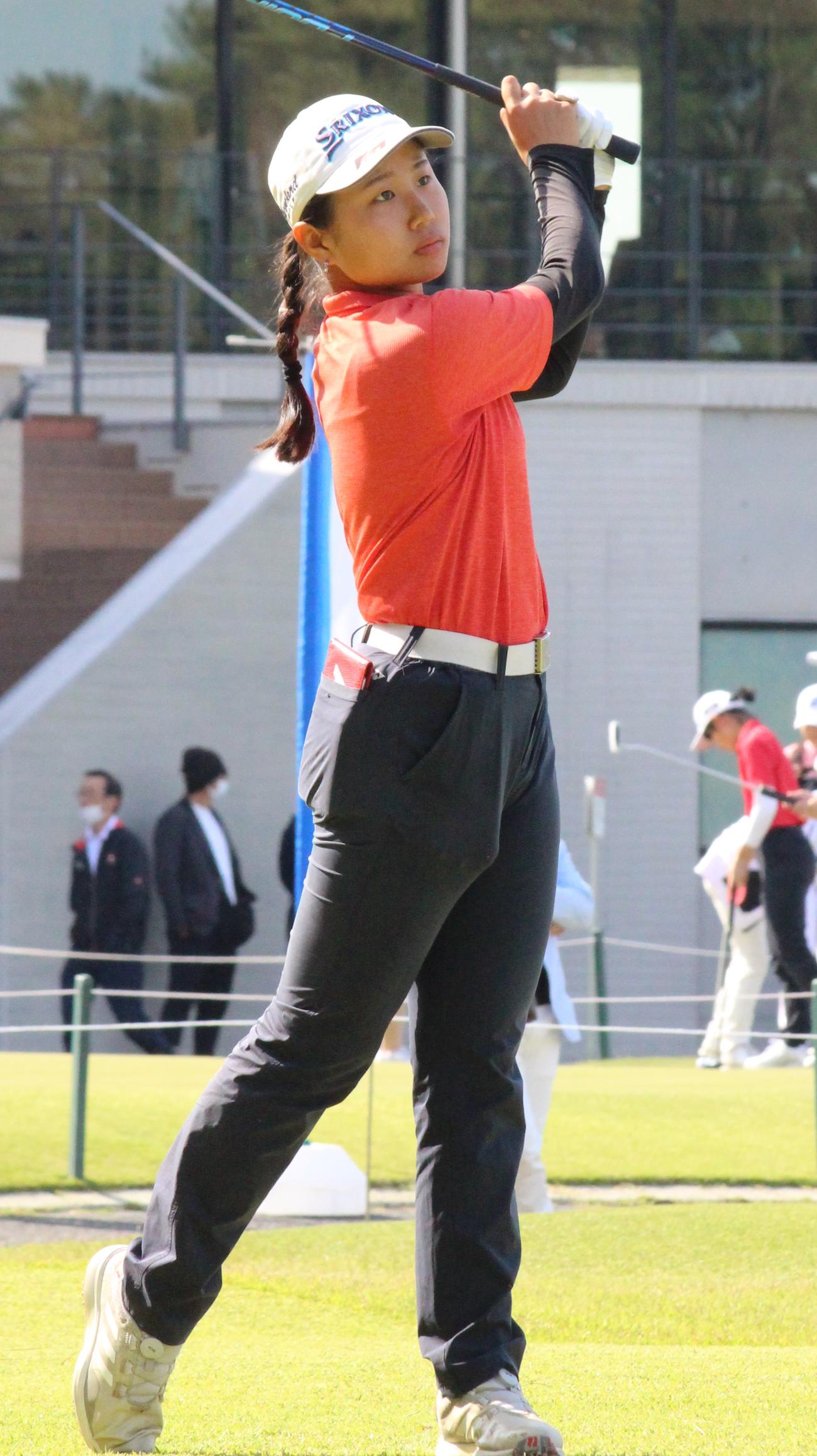 平仲朱那は1番でティーショット（撮影・菊川光一）