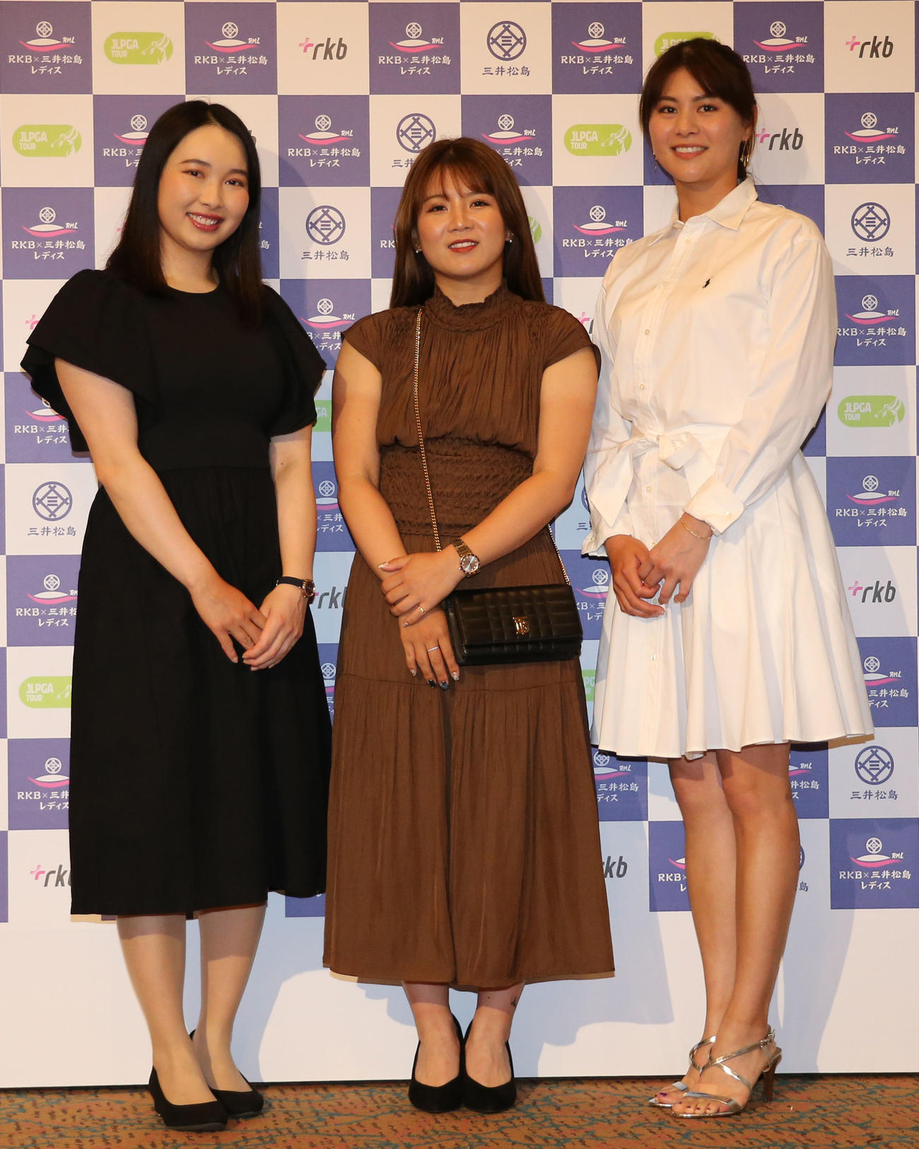 左から小祝さくら、吉本ひかる、新垣比菜はドレスアップして前夜祭に出席する（撮影・冨田成美）