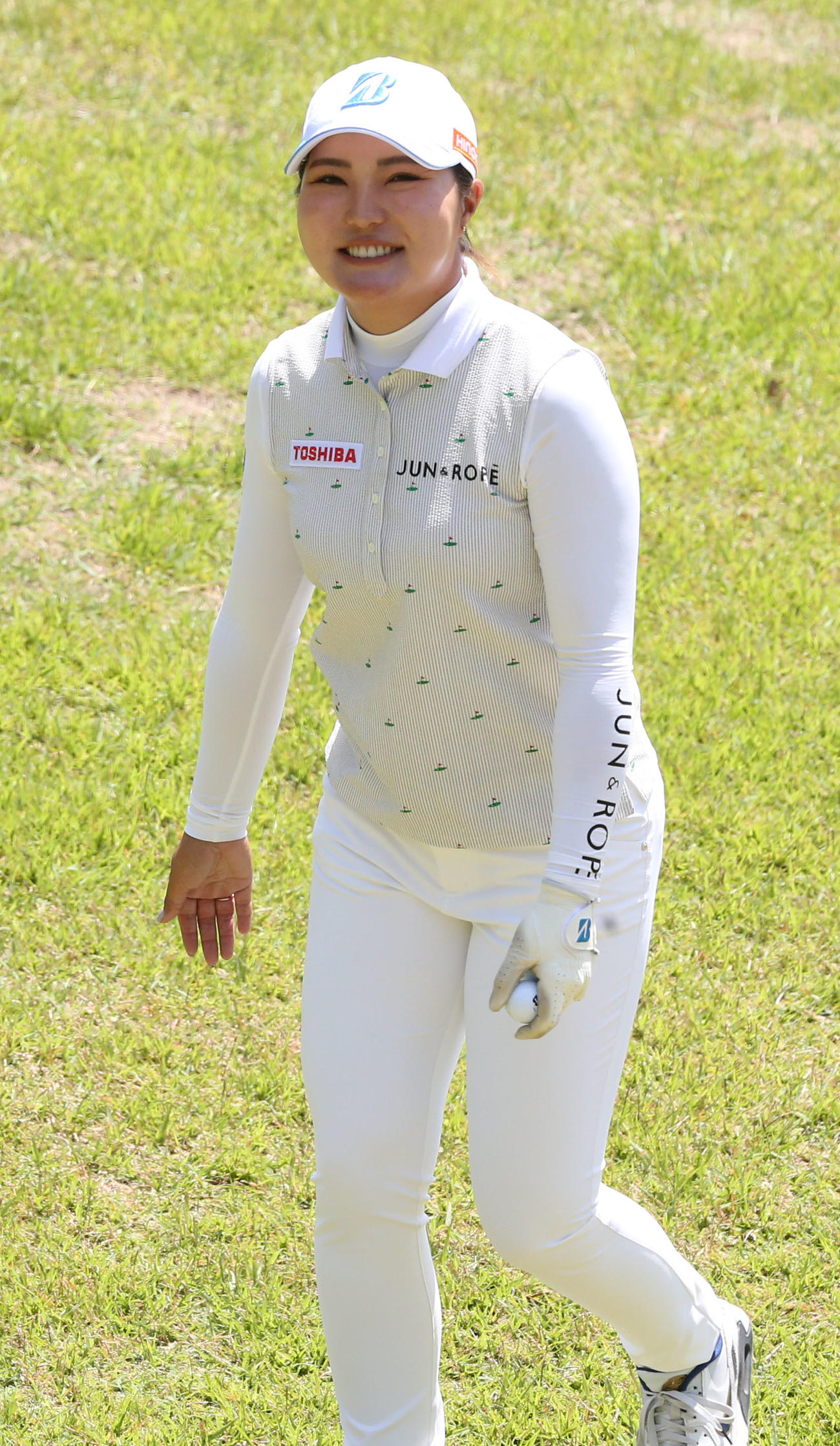 練習を終えてカメラに笑顔を見せる高橋彩華（撮影・冨田成美）