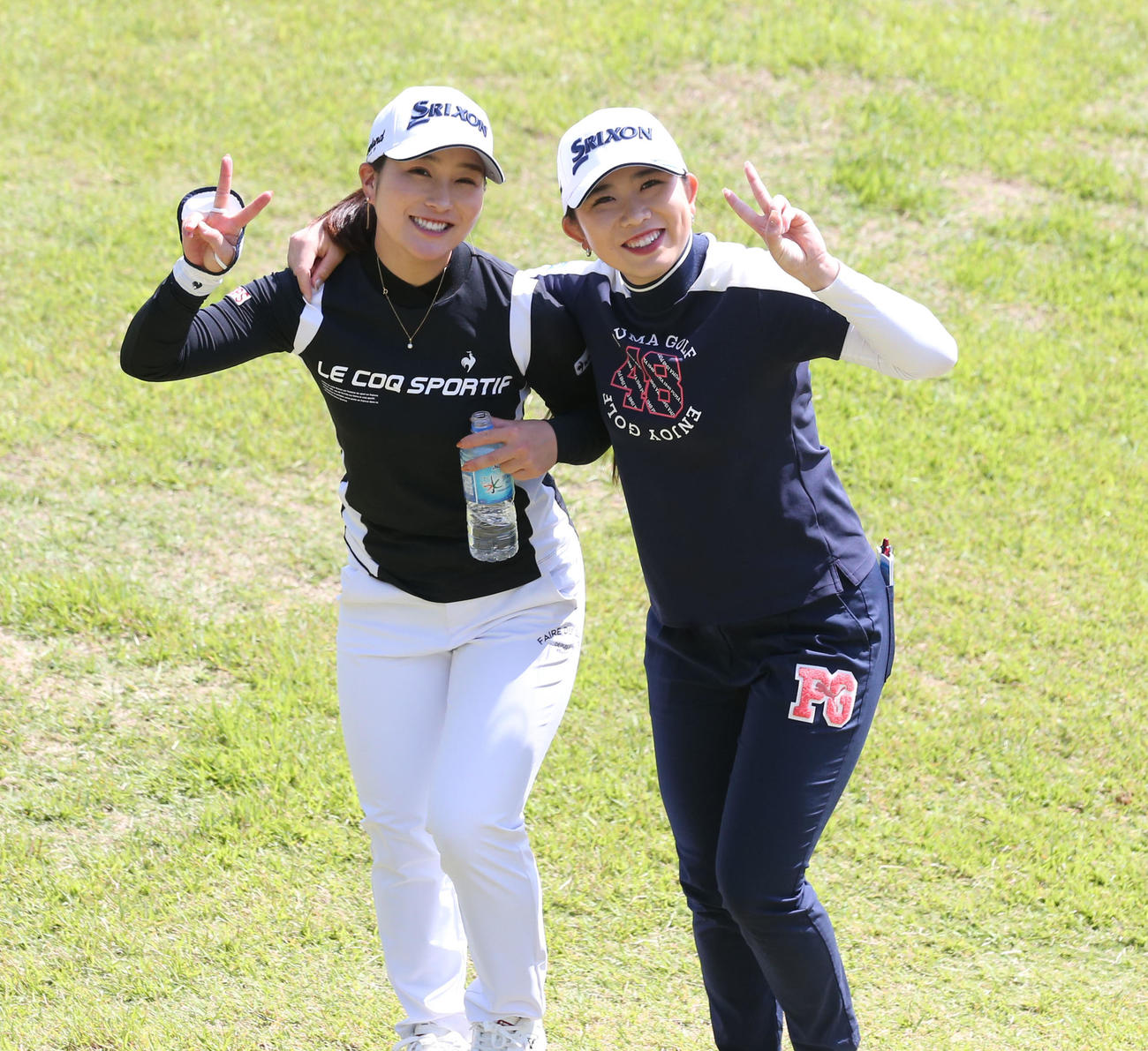 練習を終えてカメラに笑顔でピースサインをする橋添穂(左)と内田ことこ（撮影・冨田成美）