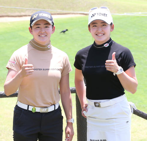 練習を終えてカメラにポーズをする岩田姉妹、姉の明愛(左)と妹の千怜（撮影・冨田成美）