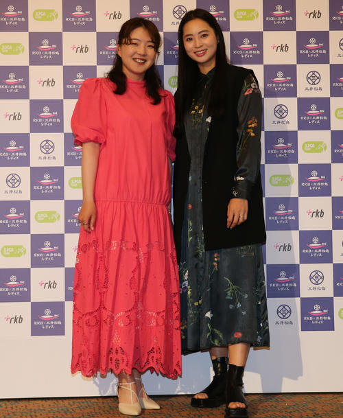 ドレスアップして前夜祭に出席する同郷の山内日菜子(左)と柏原明日架（撮影・冨田成美）