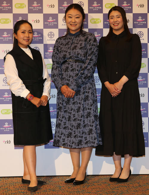 青木瀬令奈、藤田さいき、堀琴音はドレスアップして前夜祭に出席する（撮影・冨田成美）