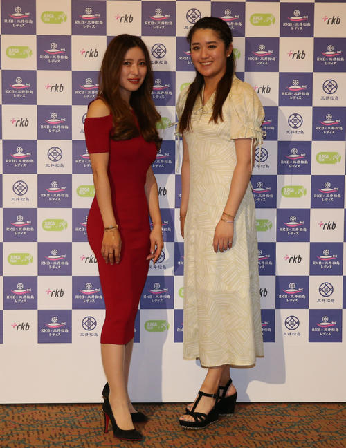 ドレスアップして前夜祭に出席する臼井麗香(左)と稲見萌寧（撮影・冨田成美）