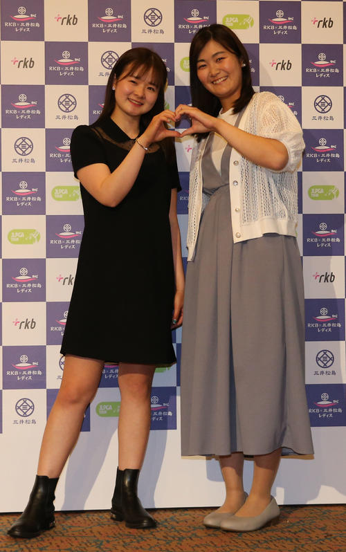 ドレスアップして前夜祭に出席する川崎春花と神谷そら（撮影・冨田成美）