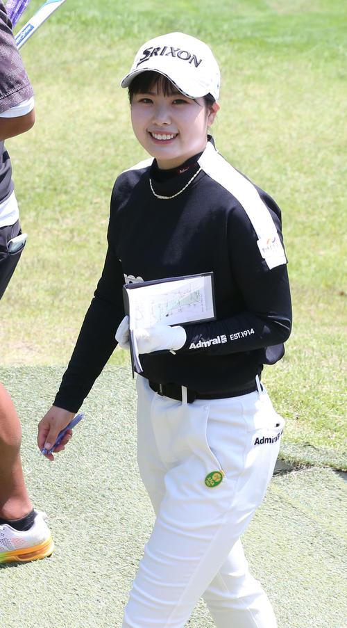 練習を終えてカメラに笑顔を見せる尾関彩美悠（撮影・冨田成美）