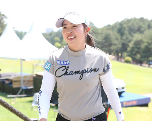 練習を終えて笑顔を見せる山下美夢有（撮影・冨田成美）