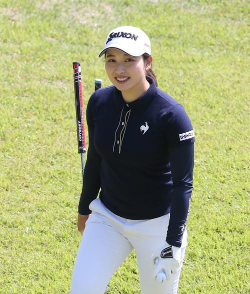 練習を終えてカメラに笑顔を見せる小祝さくら（撮影・冨田成美）