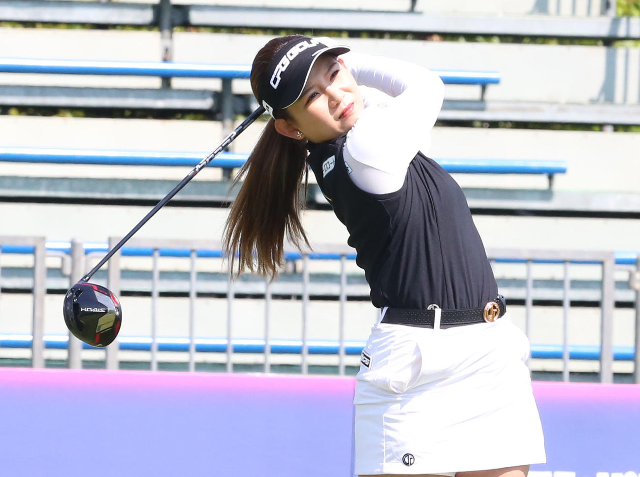 プロアマ戦　1番、吉本ひかるはティーショットを放つ（撮影・冨田成美）