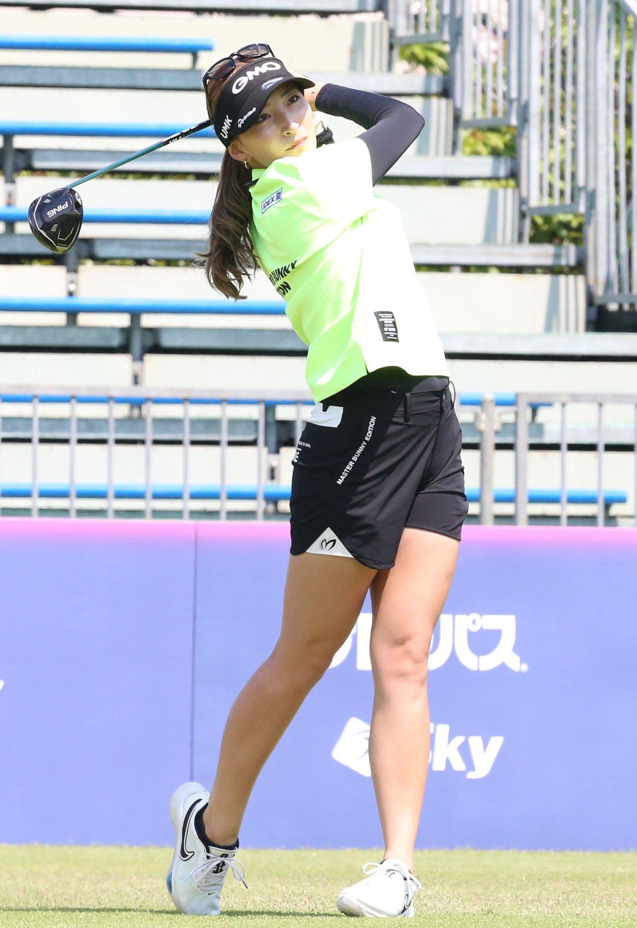 プロアマ戦　1番、脇元華はティーショットを放つ（撮影・冨田成美）